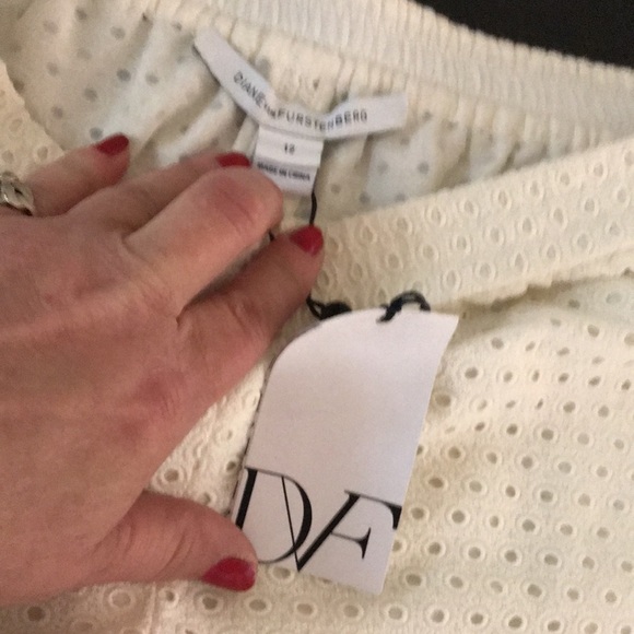 Diane  Von  Furstenberg  size 12 white pull on shorts pockets curve hem - Picture 7 of 16